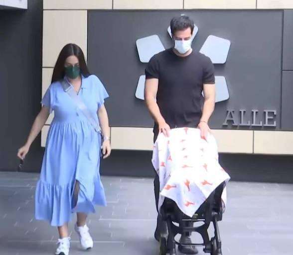 <p><span style="color:#008080"><strong>İlk kontrolleri için Ali bebeği hastaneye götüren ünlü çift, anne-baba olma heyecanını sosyal medya hesaplarından yaptıkları paylaşımlarla göstermişti. Soral'ın doktoru Furkan Kayabaşoğlu'ndan yeni paylaşımlar geldi. </strong></span><a href="https://www.yasemin.com/"><span style="color:rgb(240, 248, 255)"><strong>(Yasemin.com)</strong></span></a></p>
