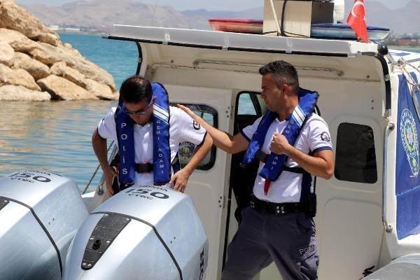 <p>Dünyada sadece Van Gölü'nde yaşayan ve üreme dönemi olan 15 Nisan-15 Temmuz tarihleri arasında av yasağı uygulanan inci kefalinin göç yolculuğu sürüyor.</p>