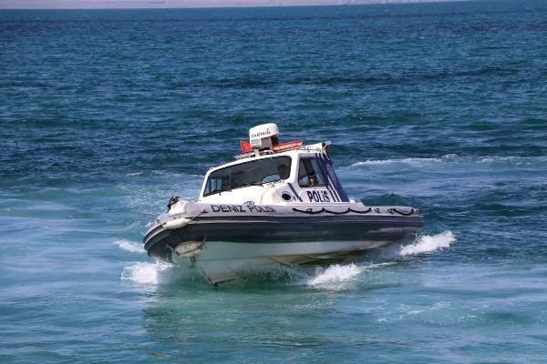 <p><strong>İNCİ KEFALİ İ&Ccedil;İN DE &Ccedil;ALIŞIYORUZ</strong></p>

<p>Deniz polisleri, Van G&ouml;l&uuml; &uuml;zerindeki sorumluluk alanlarının yanı sıra Hakkari, Iğdır ve Ağrı illerindeki boğulma, arama kurtarma, deniz ara&ccedil;larının denetimleri ve denizde alınan emniyet tedbirlerinin uygulanmasında da g&ouml;rev alıyor.</p>
