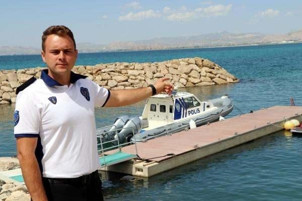 <p>Deniz polisleri, 2 bot, 1 jet ski, uzaktan kumandalı 2 y&uuml;zer can simidi, ROW cihazı ile &ccedil;alışma y&uuml;r&uuml;t&uuml;yor. Polis botundaki radarla ekipler g&ouml;lde geceleri de devriye g&ouml;revi yapıyor.</p>
