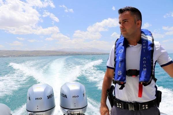 <p>Gemi Adamları ve Seyir Hizmetleri B&uuml;ro Amiri Komiser Mustafa Ali Adak, "Vatandaşlarımızın &ouml;ncelikle can g&uuml;venliklerini sağlamak, bunun m&uuml;mk&uuml;n olmadığı durumlarda cenazelerinin bulunması amacıyla yoğun &ccedil;aba sarf ediyoruz. Van G&ouml;l&uuml;'n&uuml;n endemik canlı t&uuml;r&uuml; olan inci kefalini av yasağı d&ouml;nemi boyunca sorumluluk sahamızda her g&uuml;n denetimler yapıyoruz.&nbsp;</p>
