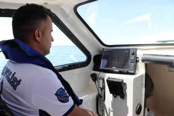 <p>Ge&ccedil;tiğimiz hafta i&ccedil;erisinde gece saatlerinde gemi adamı personelimiz tarafından polis botu ile yapılan denetimlerde yakalanan yaklaşık 300 metre uzunluğunda ağ ve 350 kilo ağırlığında inci kefali ele ge&ccedil;irildi" dedi.</p>
