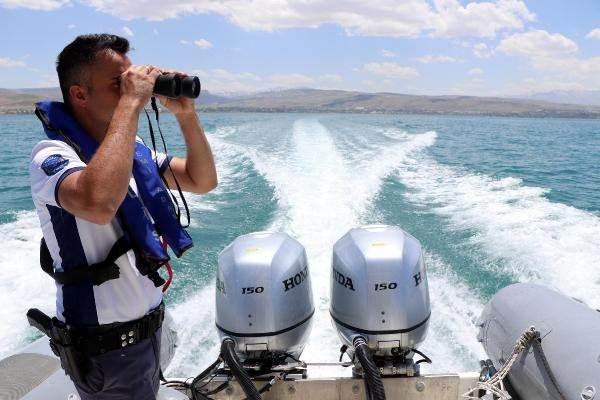 <p>Van G&ouml;l&uuml;'nde son 1 yıldaki denetimlerde 9 tekneye işlem yaptıklarını, 7 teknenin seferden men edildiğini belirten Adak, "Yine ge&ccedil;tiğimiz hafta Şırnak'ın Cizre il&ccedil;esinde Dicle Nehri'nde 2, Ağrı Patnos'ta baraj g&ouml;l&uuml;nde 1 vatandaşımız boğularak hayatını kaybettiği ihbarları &uuml;zerine, bu vatandaşlarımızın cenazeleri kurbağa adam personelimiz tarafından yapılan uzun ve zorlu dalışlardan sonra bulunarak ailelerine teslim edildi.&nbsp;</p>
