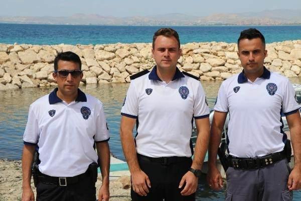 <p>Ge&ccedil;tiğimiz yıl temmuzda Edremit il&ccedil;esinde par&ccedil;alanarak batan 20 metre uzunluğundaki gezinti teknesinde bulunan 35 vatandaşımız, personellerimiz tarafından sağ salim tahliye edildi"</p>
