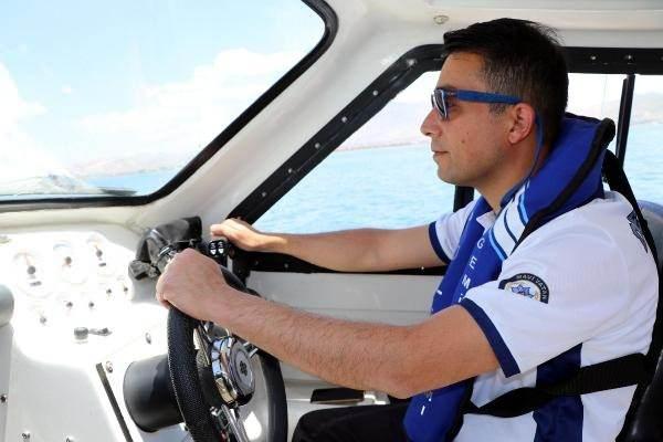 <p>Anne babalara da &ouml;nemli uyarılarda bulunan Adak, "&Ouml;zellikle yaz aylarında serinlemek amacıyla Van G&ouml;l&uuml;'ne giren &ccedil;ocuklarımızın sadece izin verilen g&uuml;venlikli alanlardan ve cankurtaran g&ouml;zetiminde y&uuml;zmelerini sağlayalım. Unutulmamalıdır ki su en k&uuml;&ccedil;&uuml;k ihmale gelmez" diye konuştu.</p>
