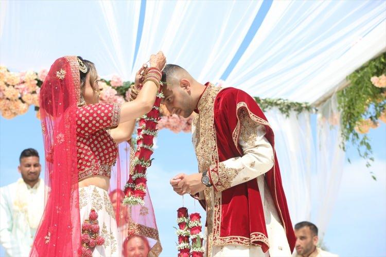 <p><span style="color:#800080"><strong>Hindistan'ın en varlıklı aileleri arasında olan  Patel Ailesi'nin kızları Anisha'nın Bodrum Cennet Koyu'ndaki 4 gün 4 gece süren eşsiz düğününe evlendi. Katılan davetlilere, her güne ayrı özel konseptlerle görsel bir şölen sunuldu.</strong></span></p>
