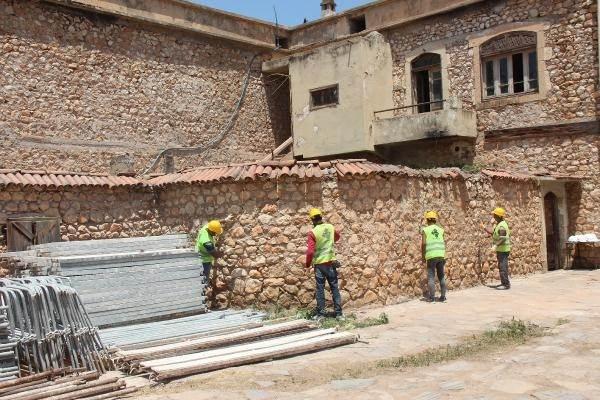 <p>Burada hem konağı ayağa kaldırmak hem de film, sinema sektörüne hizmet vermek adına böyle bir projeye imza attık. Ülkedeki ve dünyadaki ekonomik sıkıntılara rağmen yatırımlar sürüyor. </p>
