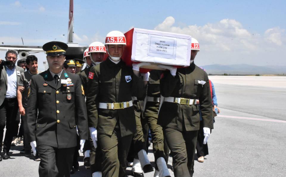 <p>Şehit Uzman Çavuş Yıldırım'ın cenazesi, memleketi Sivas'a getirildi</p>
<p> </p>