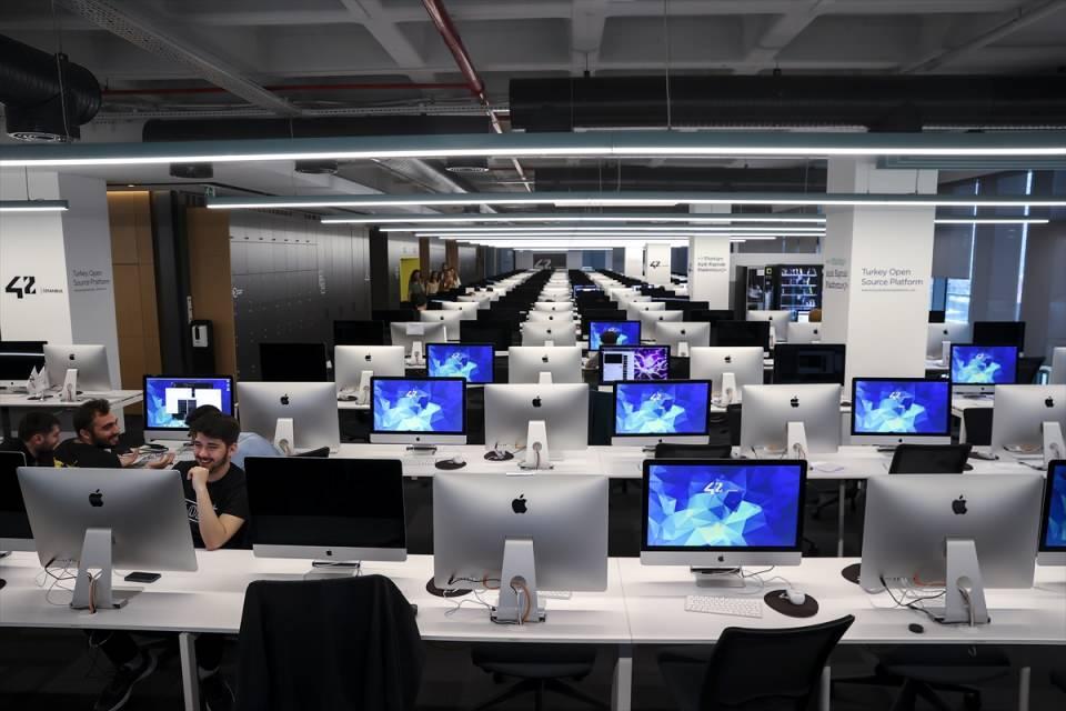 <p>Tamamlarken hem sistem üzerindeki videolardan yardım alabilir ya da farklı kaynaklardan araştırma yapabilir. Projeyi tamamladığı zaman bir başka proje eğitimini tamamlayan öğrenci arkadaşının projesini değerlendiriyor. Değerlendirme sırasında karşılıklı bilgilerini paylaşıyorlar. Herkesin birbirini beslediği bir ekosistem burası."</p>
<p> </p>