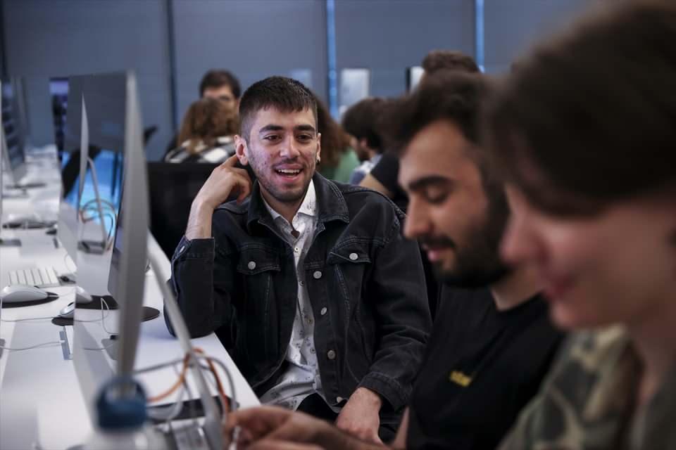 <p>Ecole 42'ye başvurmak isteyenler eğer ilgilerini çekiyorsa hiç korkmalarına gerek yok. Burada birbirimizden öğrenmenin en önemli avantajı bir 'network' oluşması. </p>