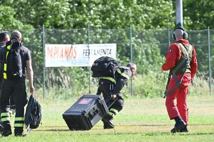 <p>Açıklamada “Kayıp helikopterin Cusna Dağı'ndaki konumu belirlendi. Farklı kurumlardan kurtarma görevlileri bölgede bulunmaktadır” denildi. Toskana-Emilian Apenin bölgesinde kaybolan helikopterde Eczacıbaşı Holding’in 4 yöneticisi, 2 Lübnan vatandaşı ve 33 yaşındaki helikopterin pilotu Corrado Levorin bulunuyordu.</p>
