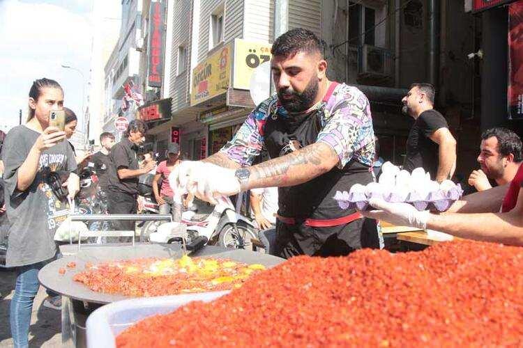 <p>SU DÖKÜP AYILTMAYA ÇALIŞTILAR </p>
<p>Yarışmacılardan İsa Çetinkaya, beşinci tostunu yerken fenalaşarak bayıldı. Çetinkaya’ya restoran çalışanları müdahale ederek su döküp ayıltmaya çalıştı. Çetinkaya, çağrılan sağlık ekipleri tarafından ambulansla hastaneye kaldırıldı. Çetinkaya’nın sağlık durumunun iyi olduğu öğrenildi.</p>
<p> </p>