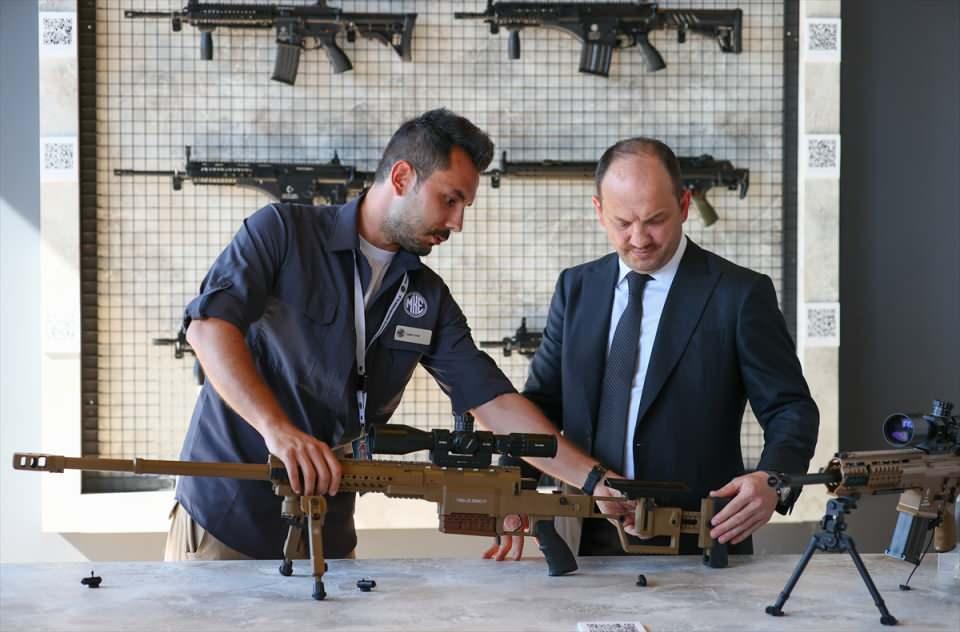 <p>Yasin Akdere, "Önümüzdeki günlerde bu anlamda da önemli sözleşmelere imza atarak savunma sanayisindeki ihracata katkımızı önemli ölçüde artıracağız." ifadesini kullandı.</p>
