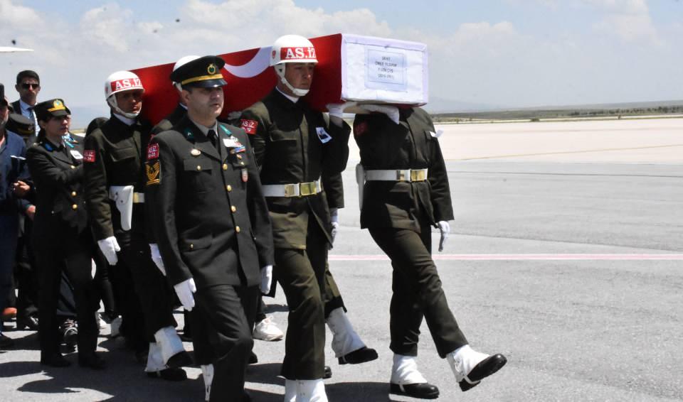 <p>Şehit Uzman Çavuş Yıldırım'ın cenazesi, memleketi Sivas'a getirildi</p>

<p> </p>
