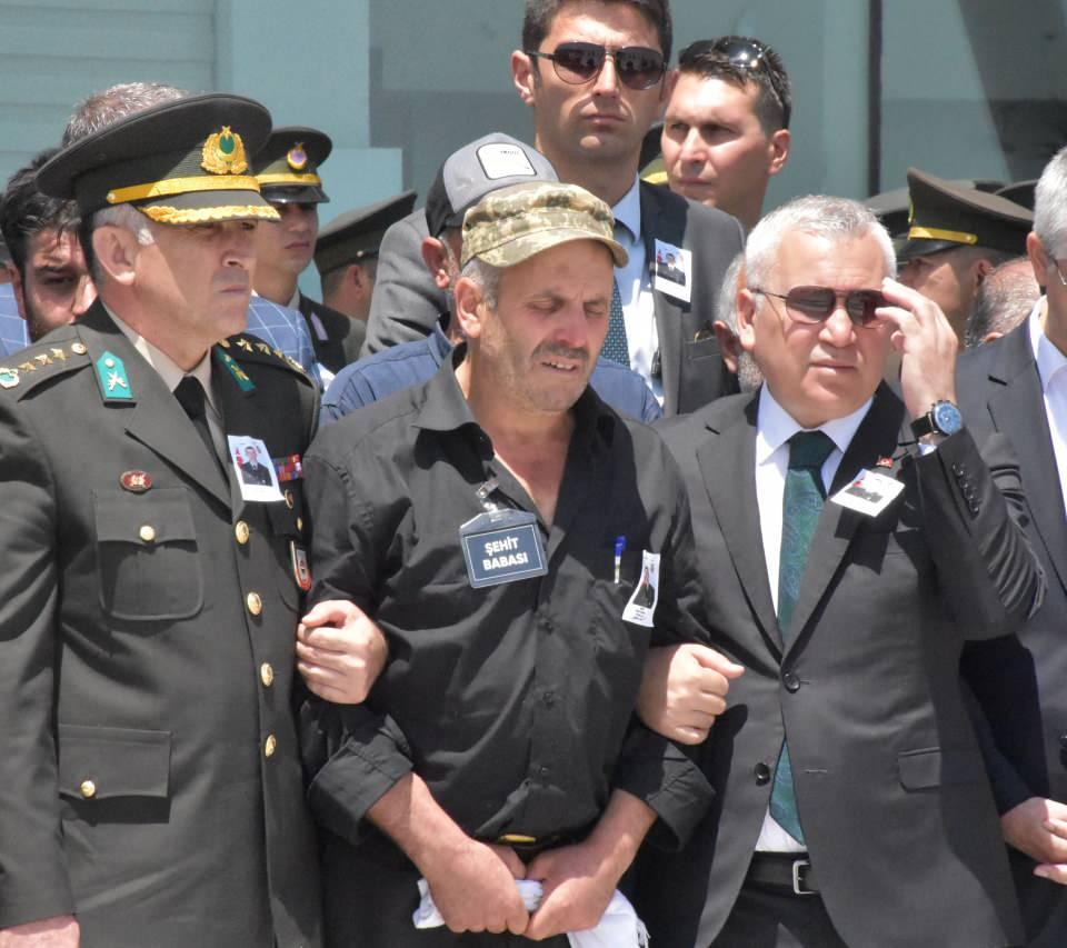 <p> Şehit Yıldırım'ın cenazesinin uçaktan alınışı sırasında yakınları güçlükle ayakta durdu. Şehidin babası Cemal Yıldırım gözyaşlarına hakim olamadı. </p>

<p> </p>
