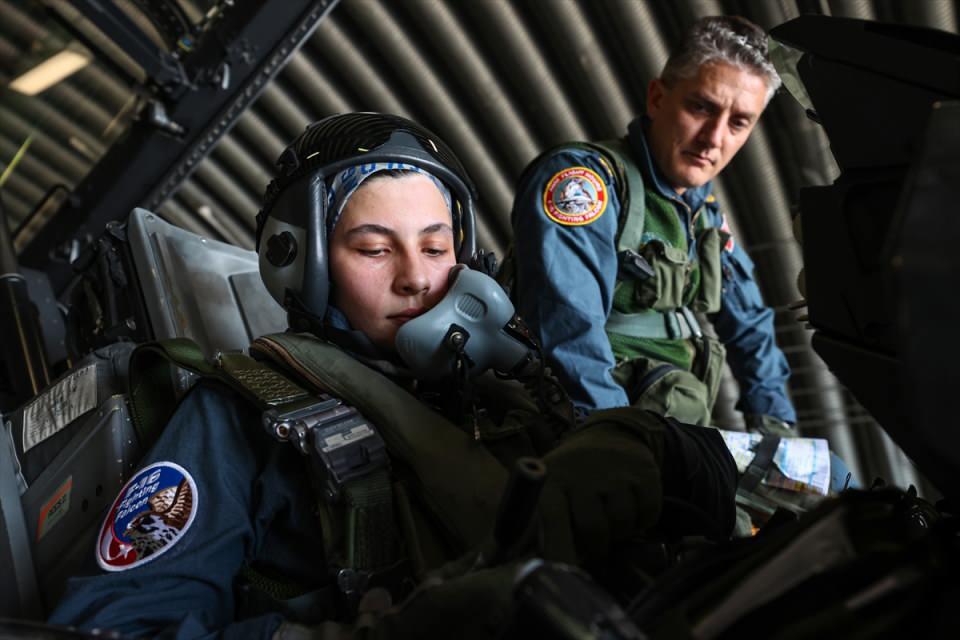 <p>Eksilen pilot gücünün tekrar kazanılmasına yönelik İzmir Çiğli Uçuş Okulu'na işlerlik kazandırılarak pilot-uçuş ekibi yetiştirilmesine tekrar başlandı.</p>