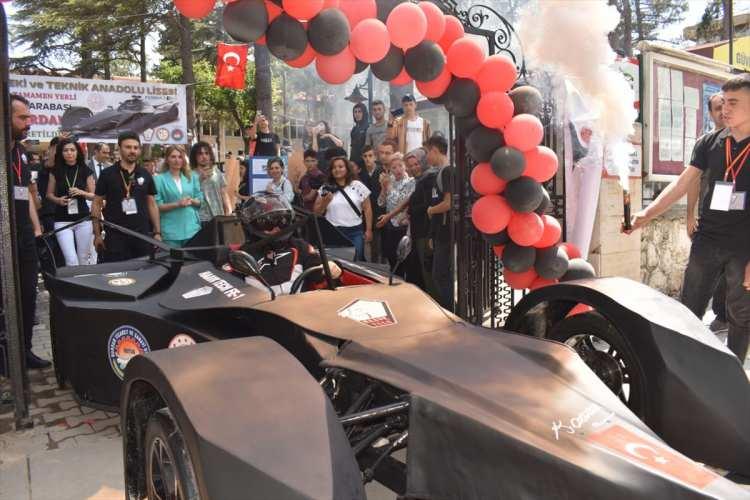 <p>Burdur Mesleki ve Teknik Anadolu Lisesi öğrencileri tarafından Burdur Ticaret ve Sanayi Odasının (BUTSO) desteğiyle 20 Kasım 2021 tarihinde başlatılan proje kapsamında "elektrikli Formula 1 arabası" üretildi.</p>

