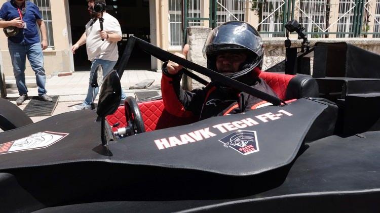 <p>Daha önce denenmeyen bir konseptle üretildiği belirtilen "Formula-E 1" aracıyla tanıtım öncesinde, Burdur-Karamanlı kara yolu, Ali Kemal Erdem Bulvarı güzergahında trafik polisleri gözetiminde test sürüşü yapıldı.</p>
