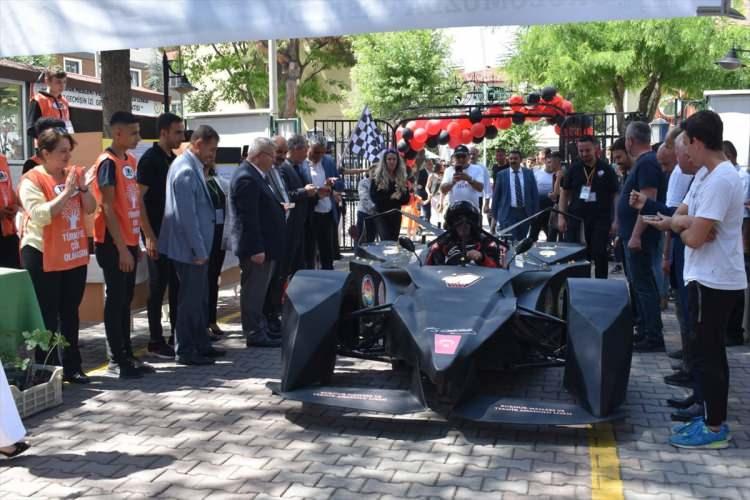 <p>Proje ekibinden Ali Osman Bektaş, yaptığı açıklamada, 6 ayda ürettikleri aracın şase, motor ve kaporta kısımlarından oluştuğunu söyledi.</p>