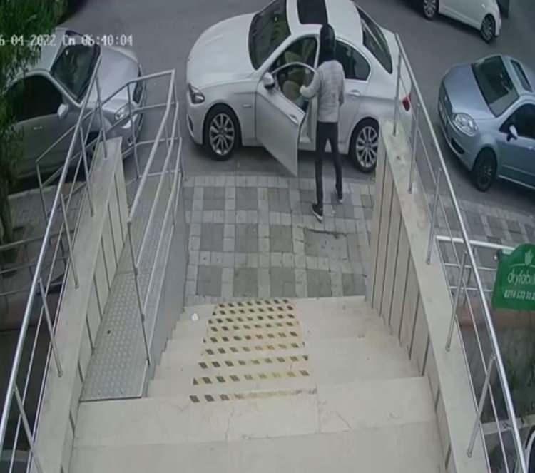 <p>Otomobildeki 12 bin doları da çalan hırsızlar olay yerinden hızla uzaklaştı. O anlar güvenlik kamerasıyla kaydedildi. </p>
<p> </p>