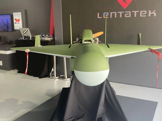 <p>Bu yılki tatbikatta kullanılacak araç ve silah sistemleri arasında yer alan ve TÜBİTAK desteğiyle Lentatek tarafından geliştirilen kamikaze insansız hava aracı Kargı da sergide ilk kez görücüye çıktı.</p>