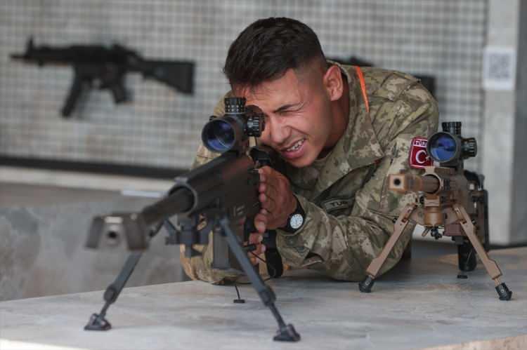<p>Sergide yakın zamanda Türk Silahlı Kuvvetleri envanterine giren ve 3 ülke ile ihracat sözleşmesi imzalanan Akıncı TİHA, Barış Pınar Harekatı'nda da kullanılan 800 metre menzilli, ayarlanabilen tetik hassasiyetli KNT-76 keskin nişancı tüfeği, VİHA (vurucu insansız hava aracı) ve Kaideye Monteli Cirit Silah Sistemi yerli ve yabancı ilgililer tarafından incelendi.</p>
<p></p>