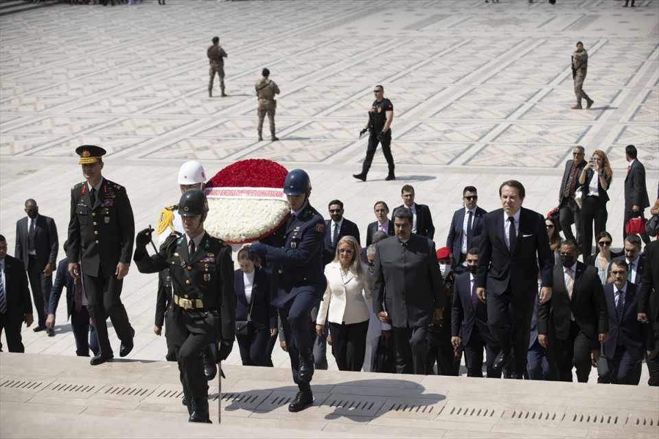 <p>Anıtkabir Özel Defteri'ni de imzalayan Maduro, deftere, "Bu büyük vatanın kurucusu Mustafa Kemal’in önünde saygılarımı sunmak için bulunuyorum." yazdı.</p>

<p> </p>
