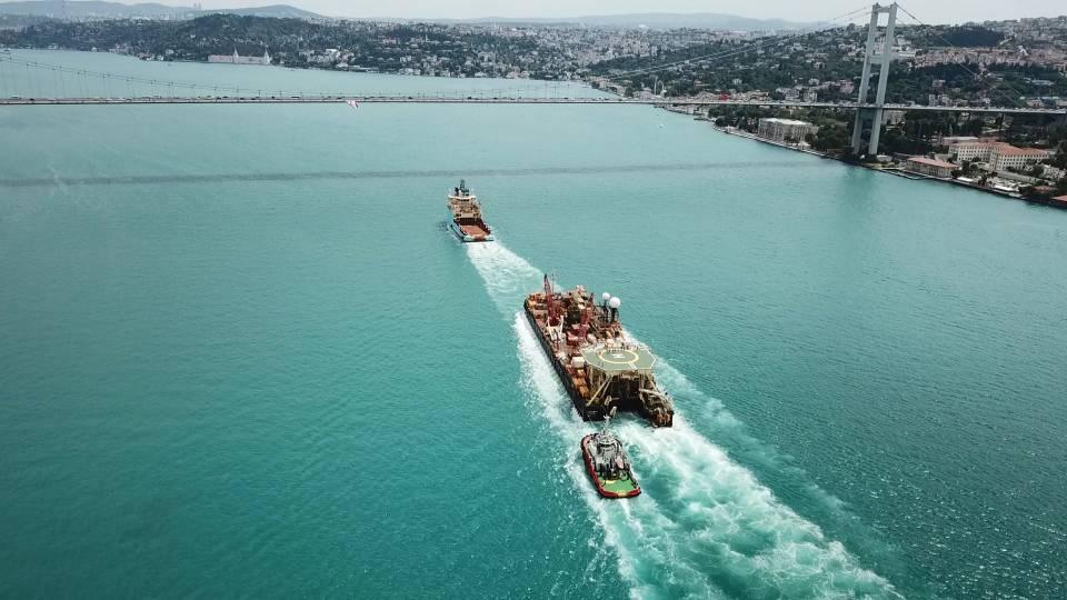 <p>Deniz tabanına boruları yerleştirecek gemi, bugün Çanakkale Boğazı'ndan çıkıp Filyos'a doğru yol aldı" notunu paylaştı. Platformun boğaz geçişi havadan da görüntülendi.</p>