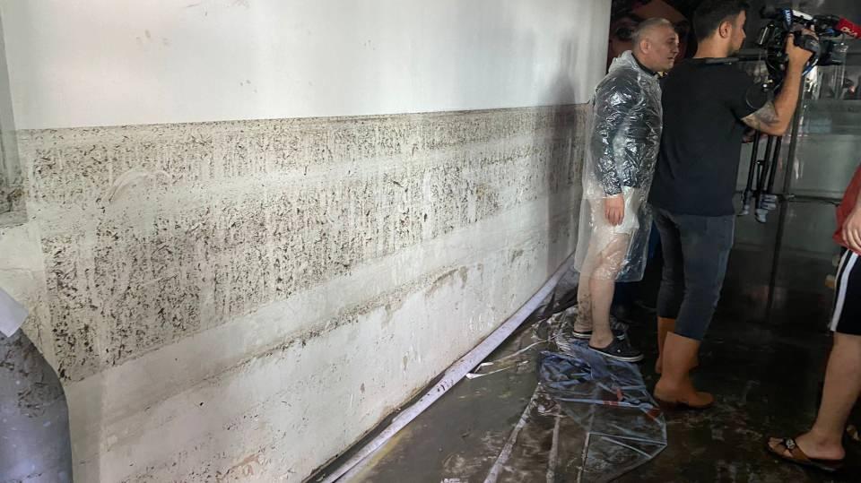 <p>Başkentte öğle saatlerinden itibaren aniden bastıran kuvvetli yağış etkili oldu. Cadde ve yollar, biriken yağmur suyuyla göle döndü. Sürücüler, araçlarıyla ilerlemekte güçlük çekti. B</p>

<p> </p>
