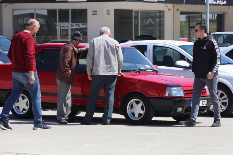 <p>Ayrıca Türkiye'de otomobil markalarının sitelerinden elde edilen bilgilere göre en düşük fiyatlı sıfır aracın 310 bin lira olduğu görülüyor.</p>
