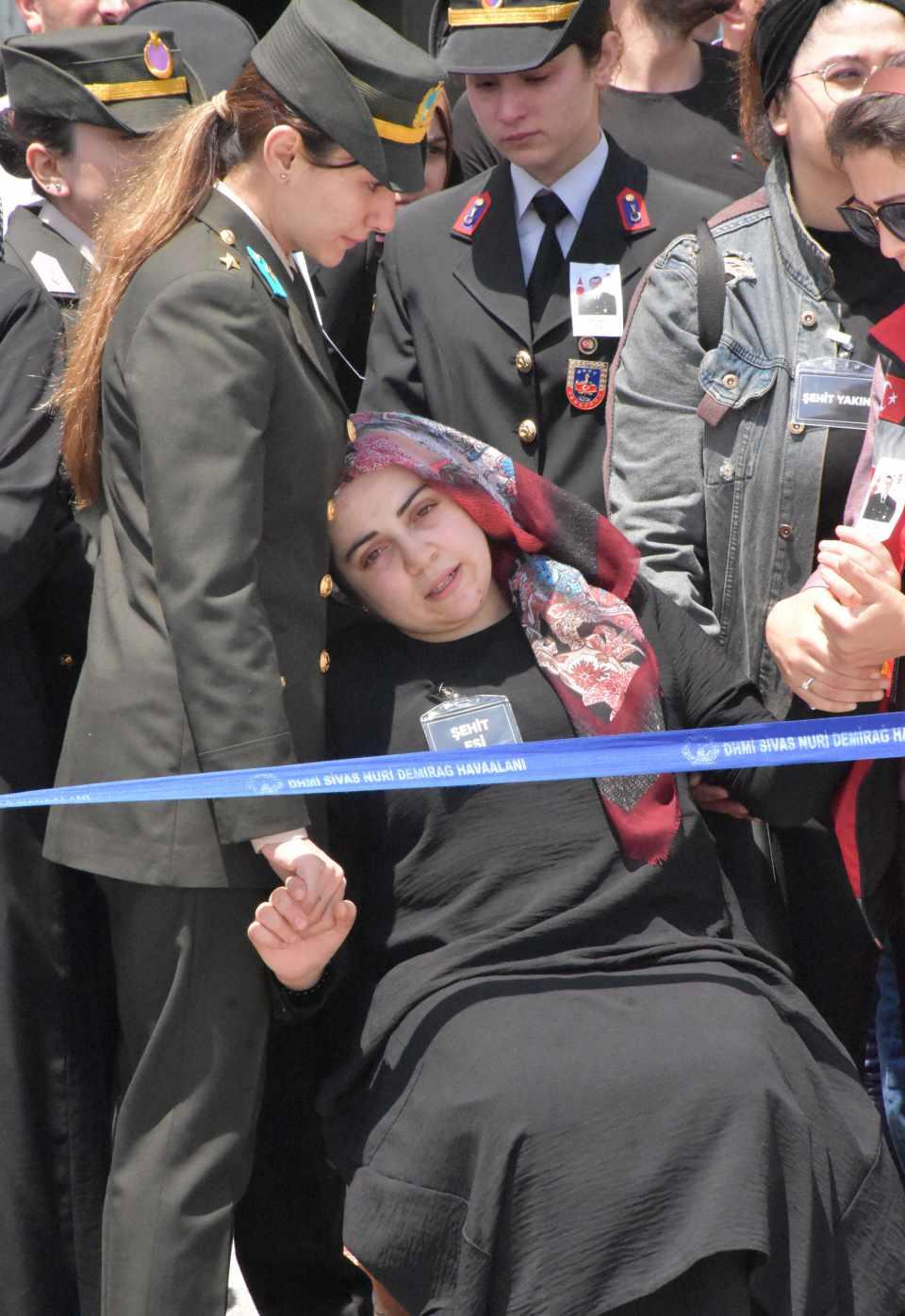 <p>Şehidin bir süre önce nikah kıydırdığı ve Kurban Bayramı'ndan sonra düğün yapacağı eşi Duriye Yıldırım "Düğünüme 29 gün kalmıştı. Vatan sağ olsun. Benim gözümün yaşı kurudu, akmıyor" dedi. </p>
<p> </p>
