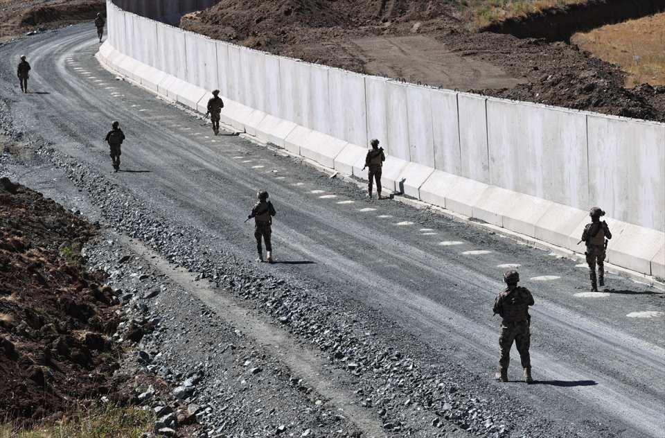 <p>İnsan kaçakçılığı yaptıkları tespit edilip yakalanan 887 organizatörden 297'si tutuklandı, 368 araca el konuldu, göçmenlerin saklandığı 166 metruk yapı yıkıldı.</p>

<p>​</p>
