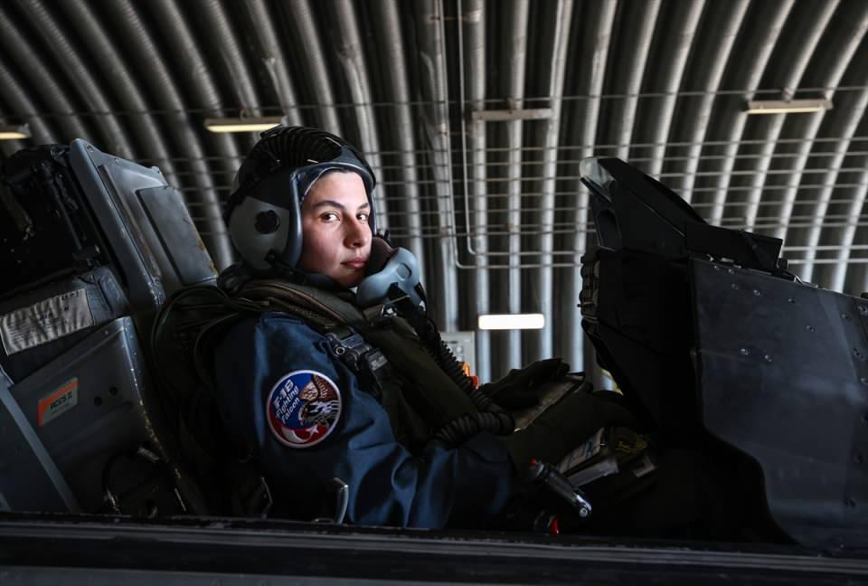 <p>Kendi pilotunu yetiştirme noktasında dünyadaki nadir güçlerden biri olan Türk Hava Kuvvetleri, 15 Temmuz darbe girişiminin ardından ortaya çıkan pilot ihtiyacını karşılamak için pilotaj eğitimlerinden modern çağın yeniliklerine kadar birçok tedbiri uygulamaya koydu.</p>