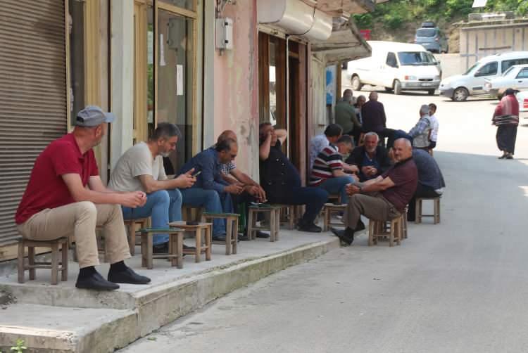 <p>Balkona geçiş sağlayacak kapının olmadığını gören Cemil Temiz ise "Balkonun kapısını kapatınca ilginç durum ortaya çıkmış. Bence balkonun etrafını duvar örselerdi odayı da genişletmiş olurlardı. Karadeniz'de böyle ilginç olaylarla karşılaşıyoruz, bu da bizim güzelliğimiz" diye konuştu</p>
