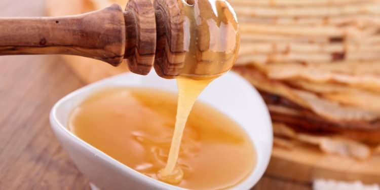 <p><strong>* Kansere meyilli hücrelerin aktifliğini engelleyerek hücrelerin hızla sağlıklı bir şekilde yenilenmesine yardımcı olur. </strong></p>