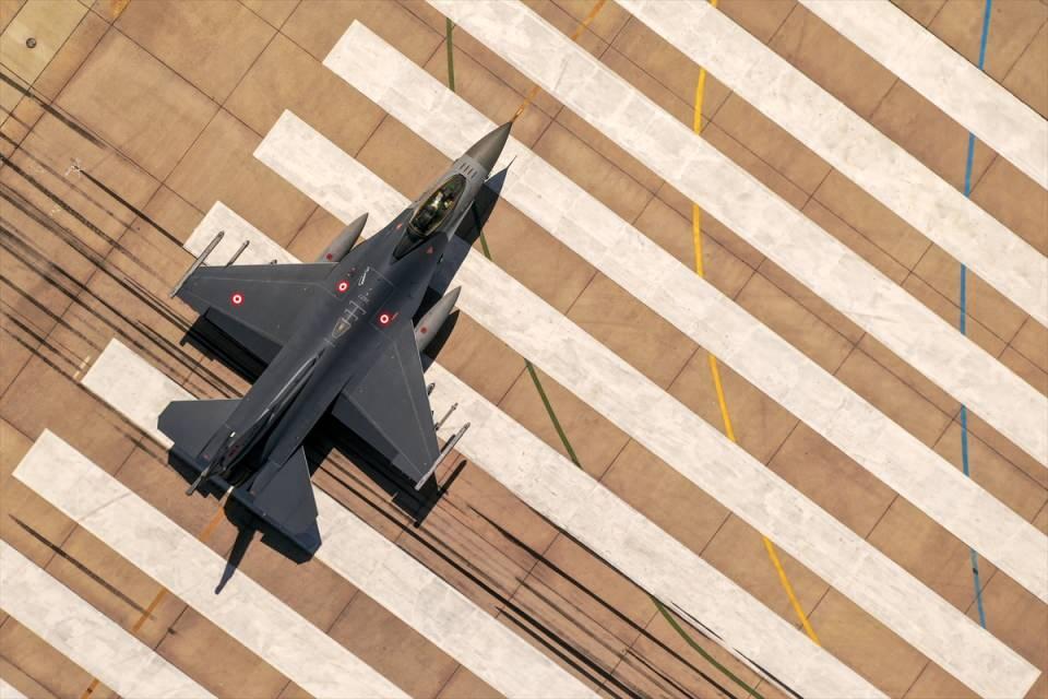 <p>İlk olarak istifa ve emeklilik yoluyla sivil hava yollarına geçmiş olan pilotlar geri çağrıldı. İhtiyaç duyulan uçak tiplerinde tazeleme eğitimleri yaptırılarak acil pilot ihtiyacı giderildi. </p>

<p> </p>
