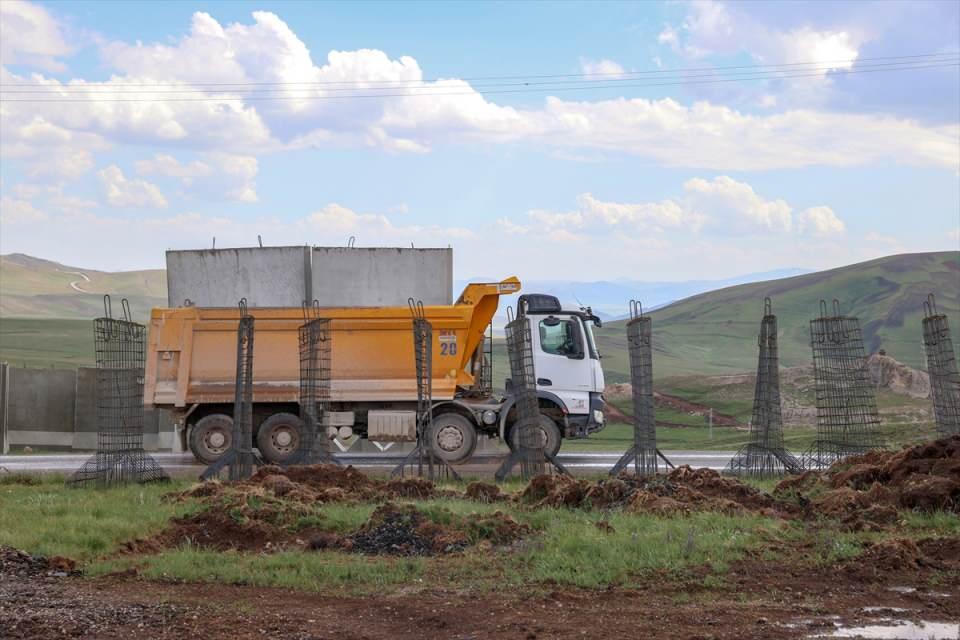 <div>Güvenlik duvarı çalışmalarının tüm hızıyla devam ettiği hudut hattında haberleşme ve gözetleme olmak üzere 173 optik kule tamamlandı, duvarın inşa edileceği güzergahta 22 mayınlı alan temizlendi. </div>