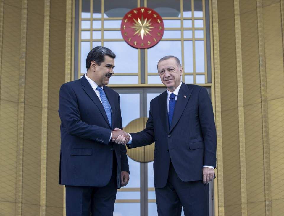 <p>Cumhurbaşkanı Erdoğan, Maduro'yu Cumhurbaşkanlığı Külliyesi'nin ana giriş kapısında karşıladı.</p>

<p> </p>
