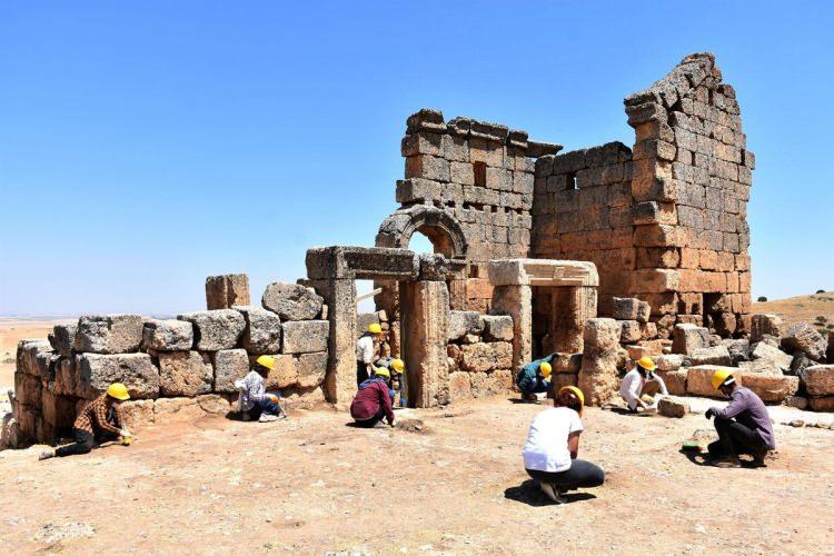 <p><strong>Dicle Üniversitesi Arkeoloji Bölüm Başkanı Doç. Dr. Aytaç Coşkun'un Zerzevan Kalesi ve Mithras Tapınağı arasındaki tarihi keşif sırasında yaptığı açıklamada; 800 yıl öncesine dayanan bir ritüel olduğunu söyledi.</strong></p>
<p><a href="https://www.yasemin.com/yasam/haber/2989650-zerzevan-kalesi-nerede-zerzevan-kalesi-neden-onemli"><span style="color:rgb(75, 0, 130)"><strong>"</strong><strong>TIKLA OKU: </strong><strong>ZERZEVAN KALESİ NEREDE?"</strong></span></a></p>
<p><strong>2014 yılında keşfedilmesine rağmen duyurulmadan yürütülen arkeolojik kazılar sonucunda Türkiye'nin ikinci Göbeklitepe'si olabileceği düşünüldü. Geçtiğimiz sene ise çalışmalarda Mithras Tapınağına inen kapılar bulundu. </strong></p>