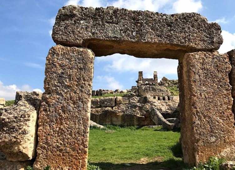 <p><strong>Diyarbakır ve Mardin arasında bulunan Zerzevan Kalesi ile Mithras Tapınağı arasında geçtiğimiz yıl gizemli bir bağlantı ortaya çıktı. UNESCO'nun Dünya Mirası Geçici Listesi'nde yer alan Zerzevan Kalesi ve Mithras Tapınağı arasındaki bu bağlantı sonrası alan sınırlı sayıda ziyaretçiye açıldı. Ancak içine girilmesi için özel izin alınması lazım. </strong></p>