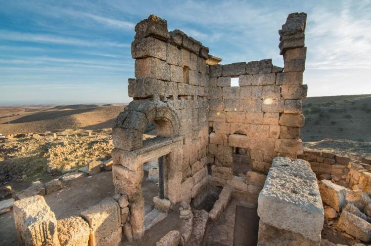 <p><strong>Mithras tapınağı tarihte "tapınak şövalyeleri" adıyla bilinen bir gruba ait bir alandır. 7 katmanı olan bu topluluğun günümüzdeki temsilcileri "Rothschild ve Rockefeller" aileleri olarak biliniyor. İddialara göre; Zerzevan Kalesi'ne her yıl düzenli olarak gelen bu iki aile üyeleri 06.06 tarihinde, 06:06 saatlerinde başlattıkları özel ritüellerini gerçekleştiriyor. Henüz bu durumun kesinliğine dair bilgiler yer almasa da bölge yabancıların oldukça dikkatini çeken tarihsel bir mekandır. </strong></p>
