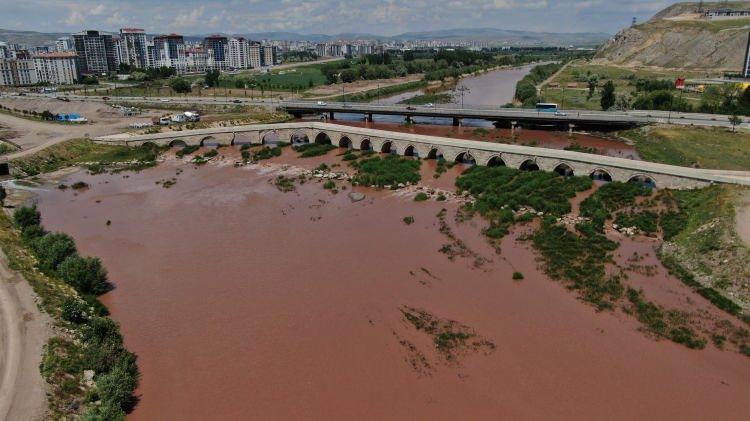 <p>Sivas’ta geçtiğimiz günlerde etkili sağanak yağışların ardından Türkiye’nin en uzun nehri Kızılırmak ismini taşıdığı kızıl renge büründü.</p>
