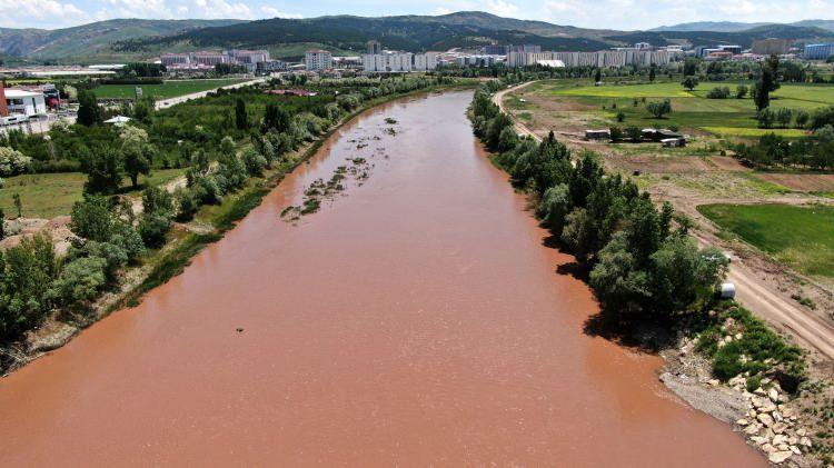 <p>Çanakkale’den memleketi Sivas’a anılarını tazelemeye gelen Ersin Gin, Kızılırmağın son halini görmek için geldiğini belirterek, “Baharda Kızılırmağın ismini aldığı orijinal halini gördük.</p>
