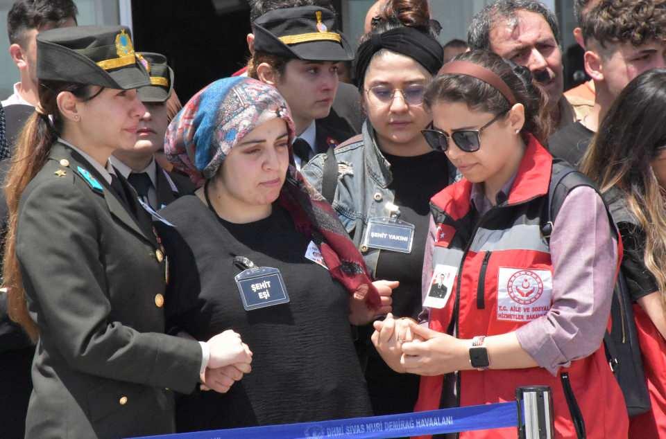<p>Ben bunu hep internetlerde gördüm. Böyle çok acı oluyormuş. Ben düşman sevindirmem. Vatan sağ olsun Ömer. Rabbim şehadetini kabul etsin" diyerek ağladı.</p>
