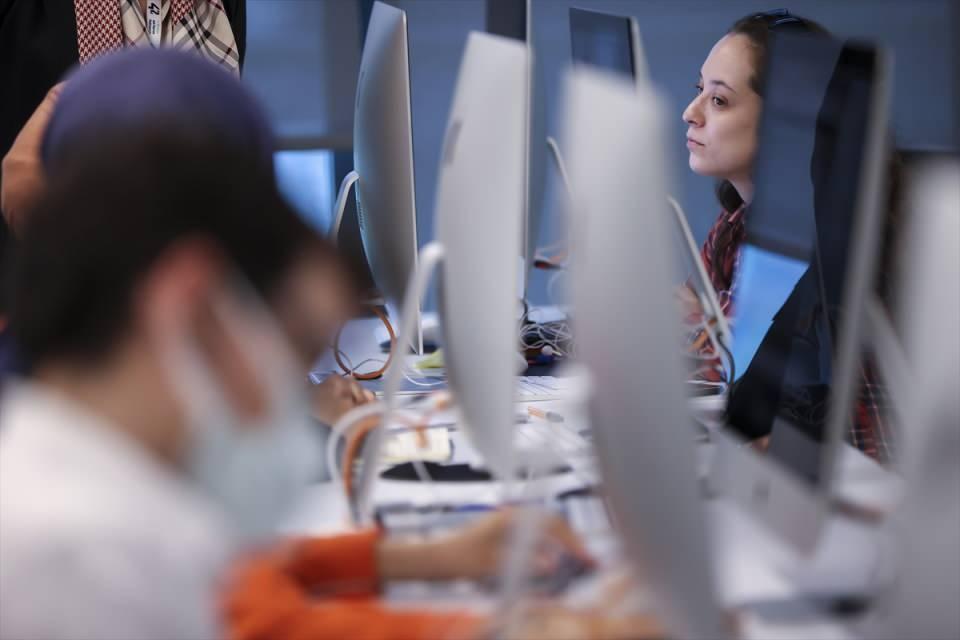 <p>Mezun olduktan sonra çevremizde çok sayıda yazılımcı arkadaşımız olacak. Bunun iş hayatımızda bize büyük katkı sağlayacağını düşünüyorum."</p>