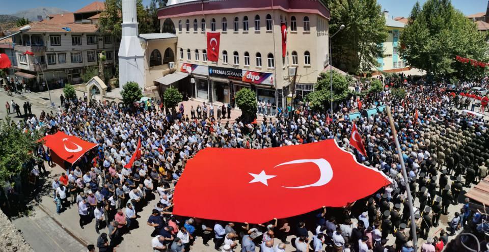 <p>Pençe- Kilit Operasyonu bölgesinde terör örgütü PKK tarafından yola döşenen EYP'nin infilak etmesi sonucu ağır yaralı olarak kaldırıldığı hastanede şehit olan Sözleşmeli Er Fuat Özer'in (25) cenazesi memleketi Adıyaman'da toprağa verildi.</p>
<p> </p>