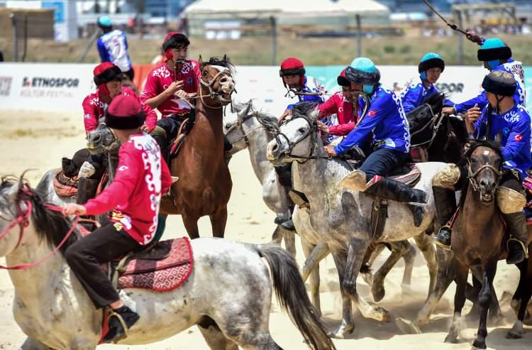 <p>Atatürk Havalimanı’nda başlayan festivalde atlı cirit gösterileri, Kökbörü müsabakaları, okçuluk gösterileri ve güreş gibi birçok spor dalında yarışmalar düzenleniyor.</p>
