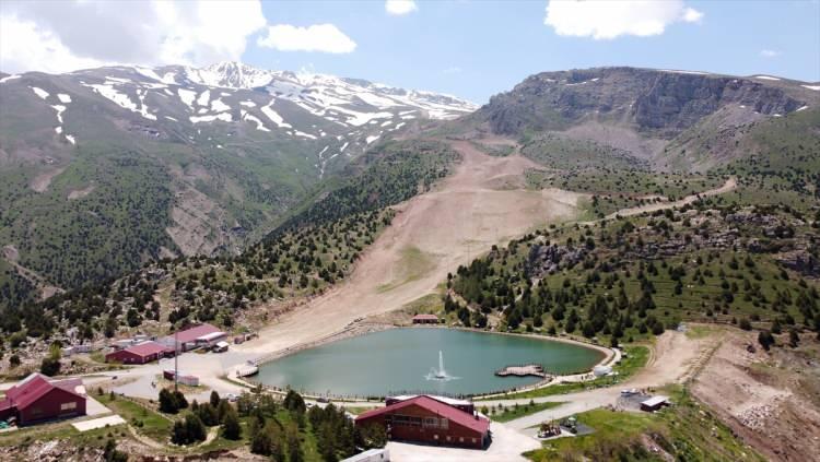 <p>Erzincan'da, Ergan Dağı Kış Sporları ve Doğa Turizmi Merkezi'ndeki Ardıçlı Gölü, yaz-kış doğal güzelliğiyle doğaseverlere gezinti ve dinlenme imkanı sunuyor.</p>
<p> </p>