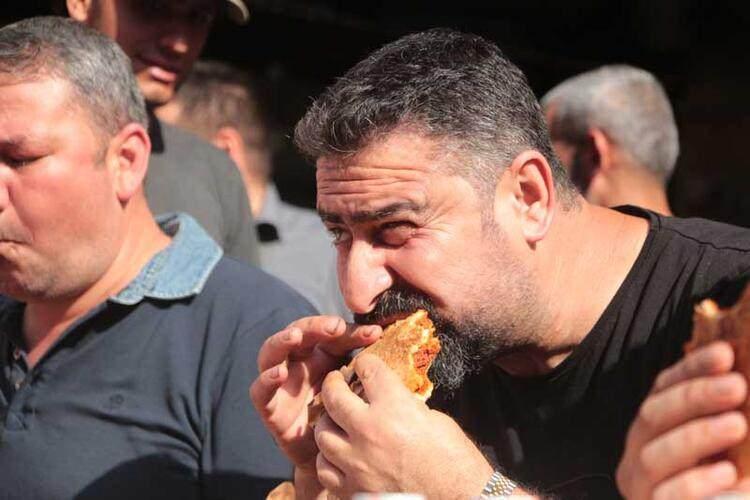 <p>Yarışmaya ilişkin bilgi veren Mahmut Karaca, Adana tostunu gastronomi dünyasına tanıtmaktan mutlu olduklarını söyledi. Karaca, “Adana tostunu sadece Türkiye’ye değil, dünyaya duyurduk. Çok yakında Hollanda, Almanya ve Kuzey Irak şubelerimizi açacağız. Bu yarışmayı da her sene geleneksel hale getireceğiz. Fenalaşan yarışmacımıza geçmiş olsun diliyorum. Öğrendiğimize göre çok şükür sağlık durumu iyiymiş” diye konuştu.</p>

<p> </p>
