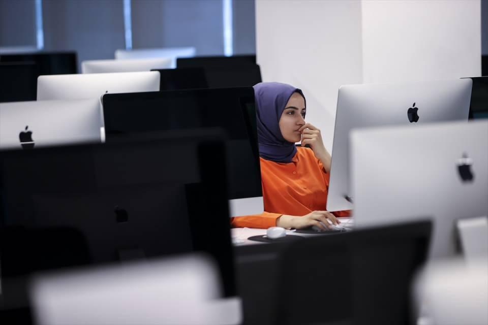 <p>Platformun çok sayıda proje ürettiğine değinen Yerlikaya, "Ecole 42 okulları bunun bir örneği. Türkiye'de yazılımcı sayısını artırmak için ne yapabiliriz diye araştırmalarımıza devam ederken bu proje ile karşılaştık ve Türkiye’ye getirdik. </p>